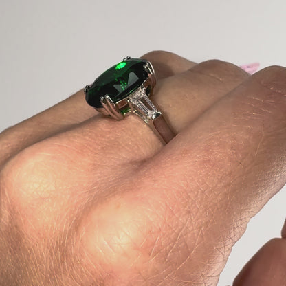 Inel cu oval verde si baghete