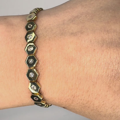 Brățară aurie din cercuri si hexagoane cu zirconii